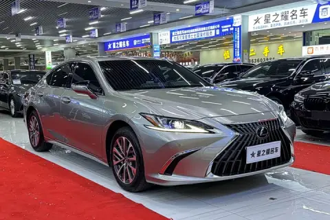 Lexus ES в аренду фото № 0