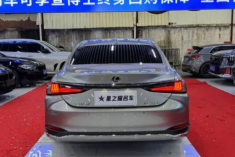 Lexus ES в аренду фото № 2