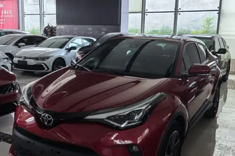 Toyota C-HR в аренду фото № 0