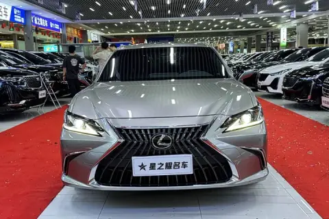 Lexus ES в аренду фото № 4